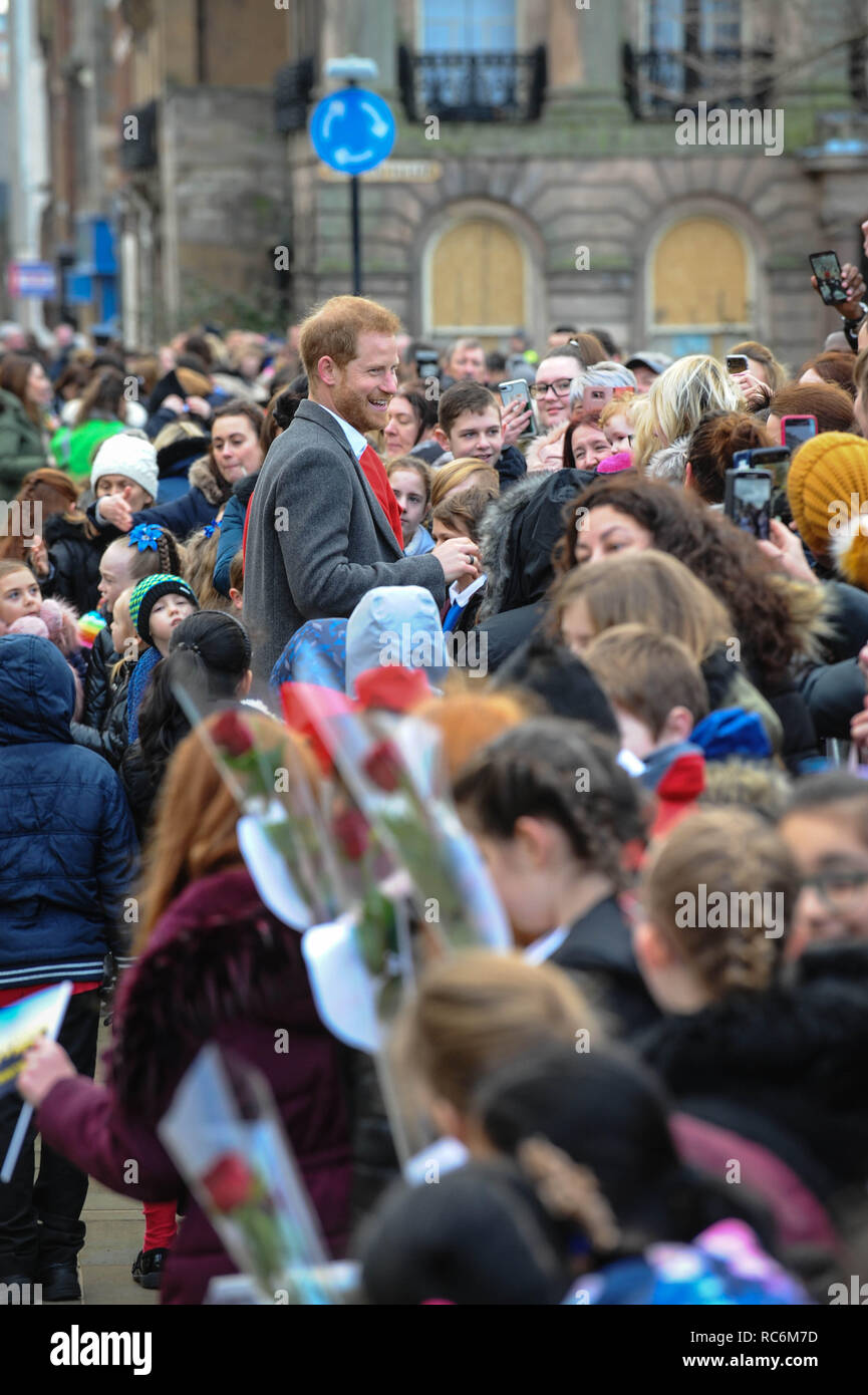 Birkenhead, UK. 14 Jan, 2019. Le duc de Sussex vu gretting les écoliers lors de la visite officielle à Birkenhead. Rencontre des enfants des écoles locales et les membres du public, avant de visiter la ville, Hamilton Square Liverpool Birkenhead. Credit : Terry Scott/SOPA Images/ZUMA/Alamy Fil Live News Banque D'Images