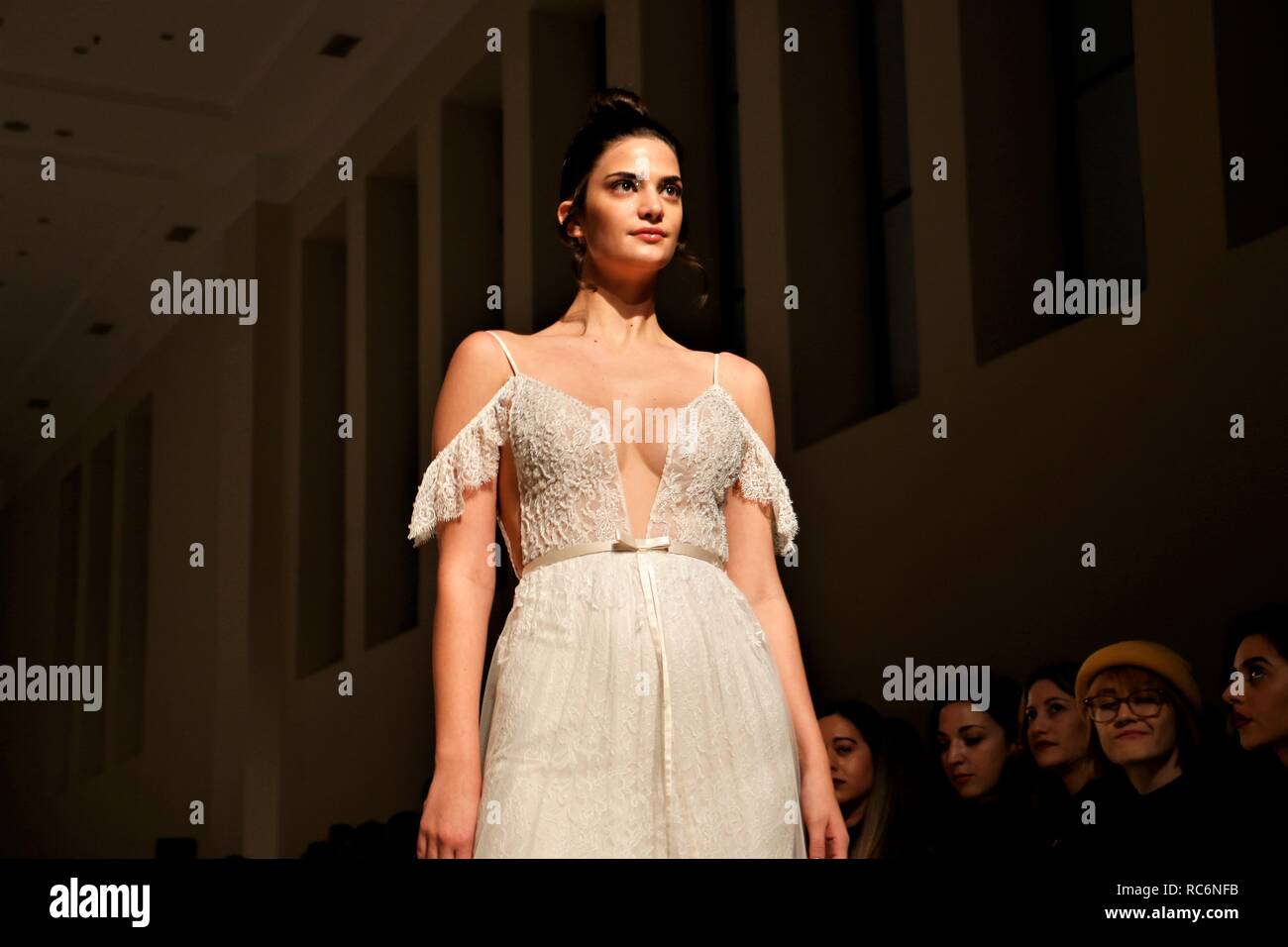 13 janvier 2019 - Athènes, Grèce - un modèle porte une robe de mariage création de la designer de mode Mairi Mparola grecque au cours de la deuxième journée de la Semaine de la mode nuptiale de 2019 à Athènes. Megaro Zappeio (Crédit Image : © Helen Paroglou/SOPA des images à l'aide de Zuma sur le fil) Banque D'Images