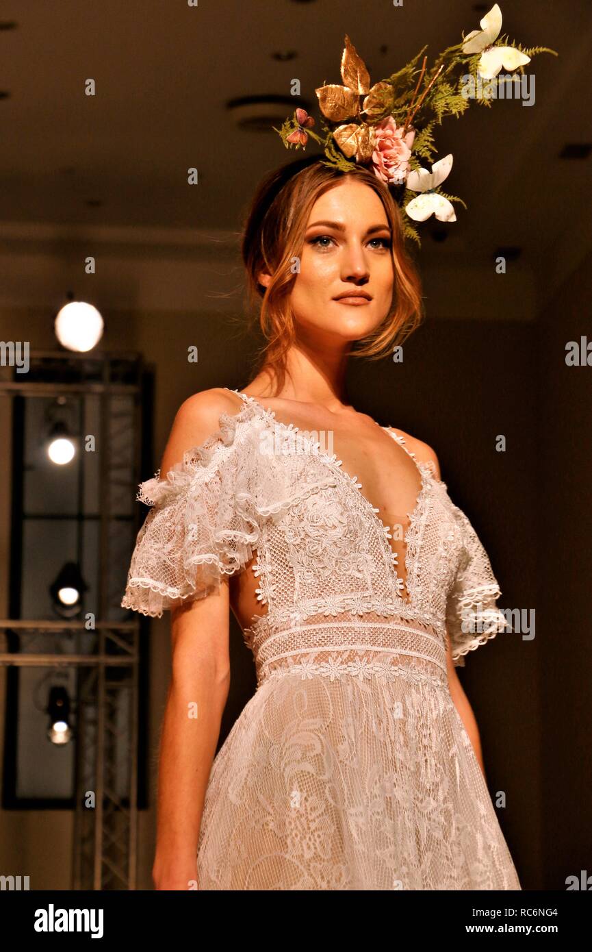 13 janvier 2019 - Athènes, Grèce - un modèle porte une robe de mariage création de la styliste grecque Stalo Theodorou au cours de la deuxième journée de la Fashion Week 2019 Expo Suite Nuptiale à Megaro Zappeio à Athènes (Image Crédit : © Paroglou/SOPA des images à l'aide de Zuma sur le fil) Banque D'Images