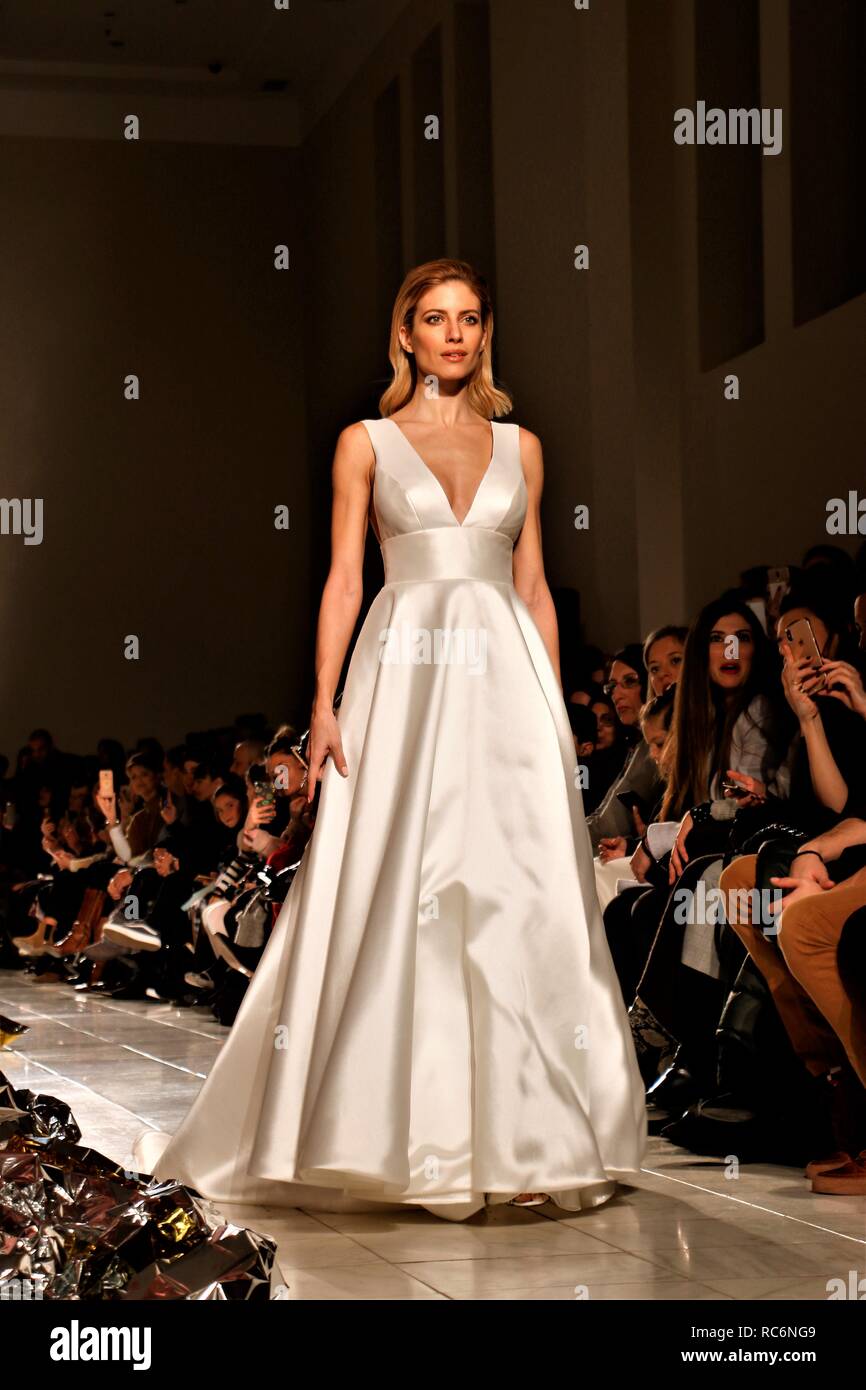 13 janvier 2019 - Athènes, Grèce - un modèle porte une robe de mariage création de la designer de mode Mairi Mparola grecque au cours de la deuxième journée de la Semaine de la mode nuptiale de 2019 à Athènes. Megaro Zappeio (Crédit Image : © Helen Paroglou/SOPA des images à l'aide de Zuma sur le fil) Banque D'Images