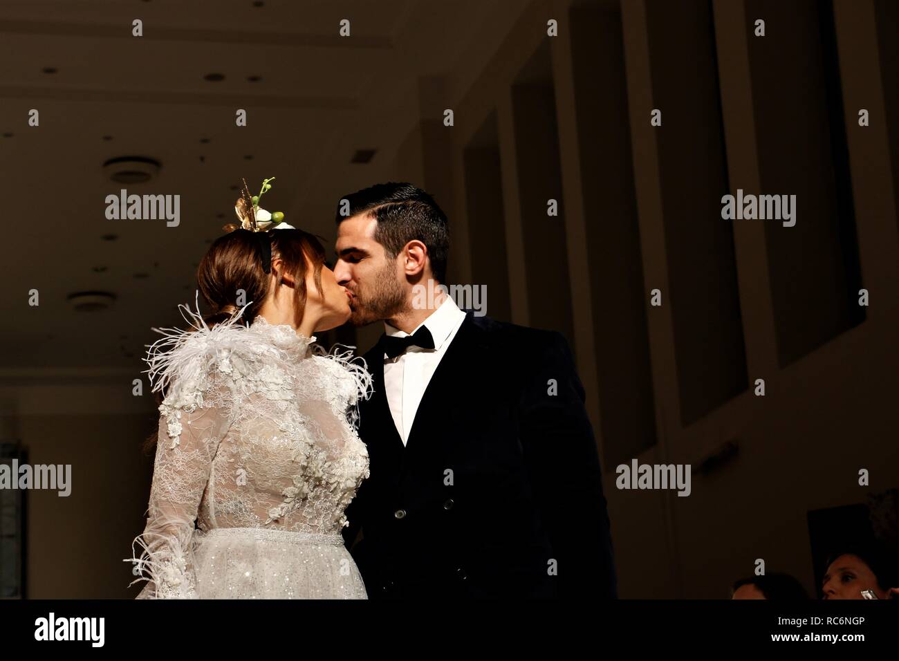 13 janvier 2019 - Athènes, Grèce - La coupler modèles portant une robe de mariage création de la styliste grecque Stalo Theodorou sont vus s'embrasser au cours de la deuxième journée de la Semaine de la mode nuptiale à Megaro Zappeio à Athènes. (Crédit Image : © Helen Paroglou/SOPA des images à l'aide de Zuma sur le fil) Banque D'Images