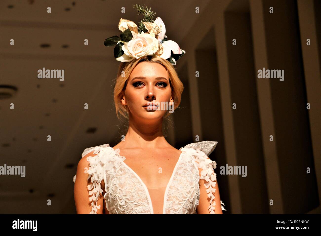 13 janvier 2019 - Athènes, Grèce - un modèle porte une robe de mariage création de la styliste grecque Stalo Theodorou au cours de la deuxième journée de la Fashion Week 2019 Expo Suite Nuptiale à Megaro Zappeio à Athènes. (Crédit Image : © Helen Paroglou/SOPA des images à l'aide de Zuma sur le fil) Banque D'Images