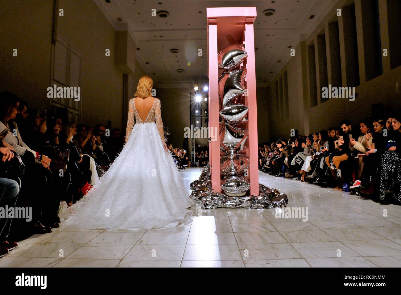 13 janvier 2019 - Athènes, Grèce - un modèle porte une robe de mariage création de la designer de mode Mairi Mparola grecque au cours de la deuxième journée de la Semaine de la mode nuptiale de 2019 à Athènes. Megaro Zappeio (Crédit Image : © Helen Paroglou/SOPA des images à l'aide de Zuma sur le fil) Banque D'Images