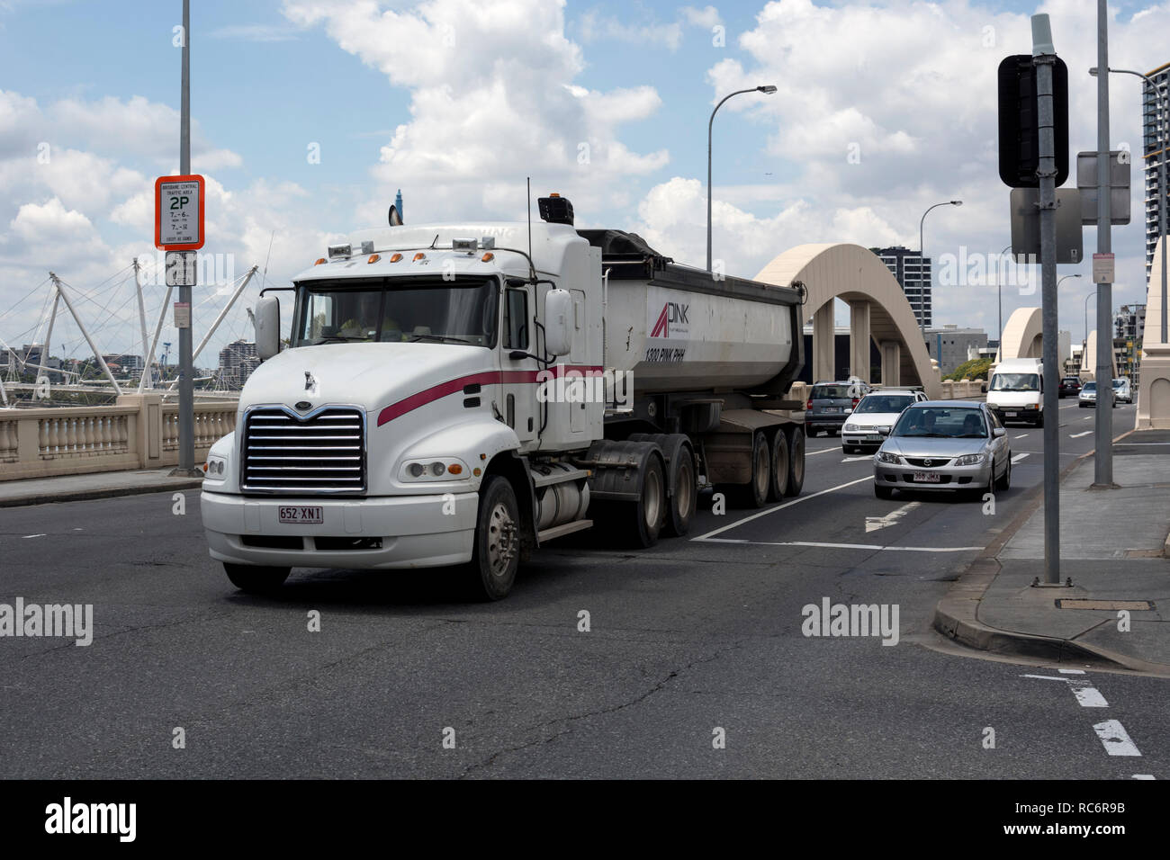 Un camion Mack traversant le Pont William Jolly, Brisbane, Queensland, Australie Banque D'Images
