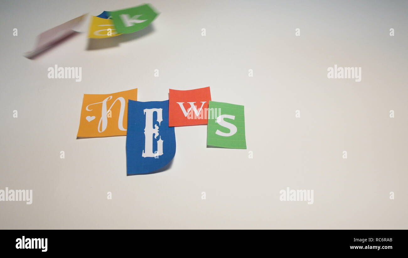 Fake news écrite, faite avec des morceaux de journal est balayé par le vent, idéal pour donner un sens de l'anonymat Banque D'Images