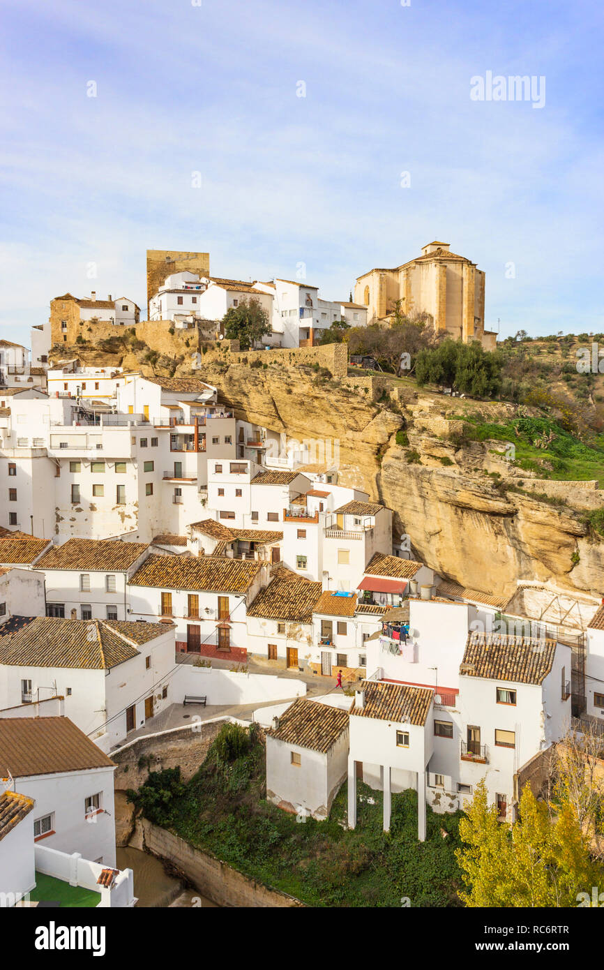Setenil de las Bodegas, Cádiz, l'Espagne, célèbre pour ses unités d'habitation construites dans le rocher surplombe au-dessus du Río Guadalporcún. Banque D'Images
