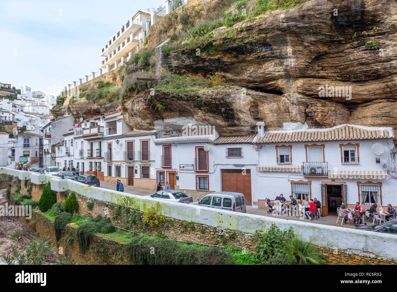 Setenil de las Bodegas, Cádiz, l'Espagne, célèbre pour ses unités d'habitation construites dans le rocher surplombe au-dessus du Río Guadalporcún Photo Stock - Alamy