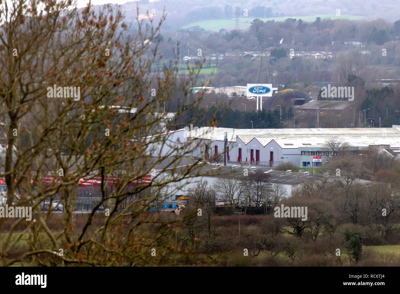 Une vue générale d'un signe de Ford près de l'usine de moteurs de Ford à Bridgend, au Pays de Galles, Royaume-Uni. La société a annoncé un plan de restructuration qui pourrait voir les lo Banque D'Images