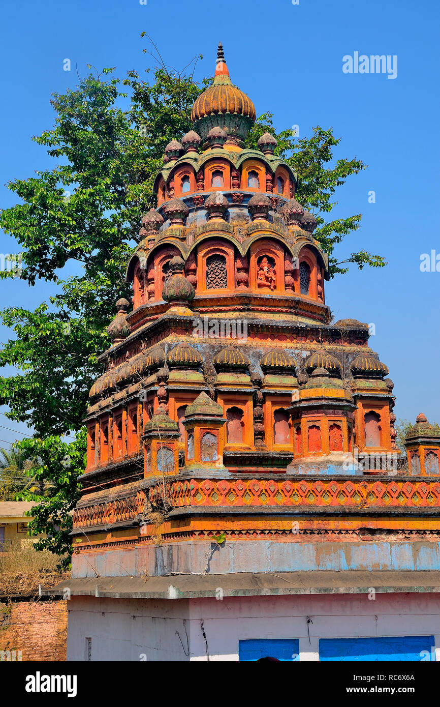 Coloré Shri RAM Mandir, près de Dakshin Kashi Shiv Mandir, Mahuli Sangam, Satara, Maharashtra, Inde Banque D'Images