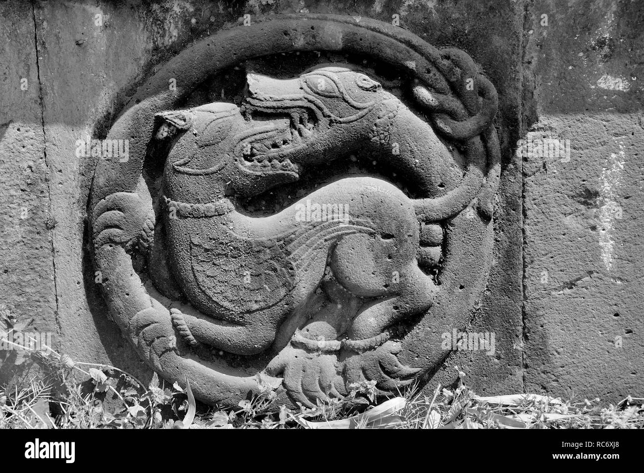 Détails de sculpture sur la paroi extérieure de Dakshin Kashi Shiv Mandir. Mahuli Sangam. Satara. Maharashtra, Inde Banque D'Images