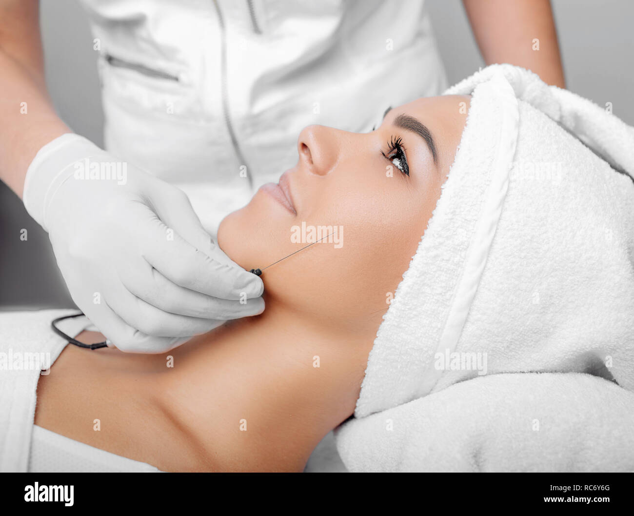 Portrait woman face lifting en procédure , peau de levage Banque D'Images