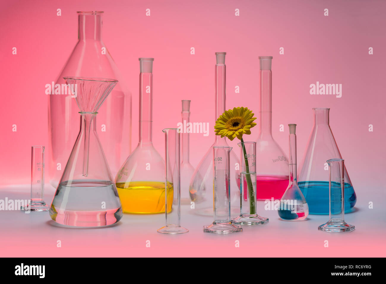 Variété de verrerie de laboratoire en partie rempli y compris un capitule. Banque D'Images