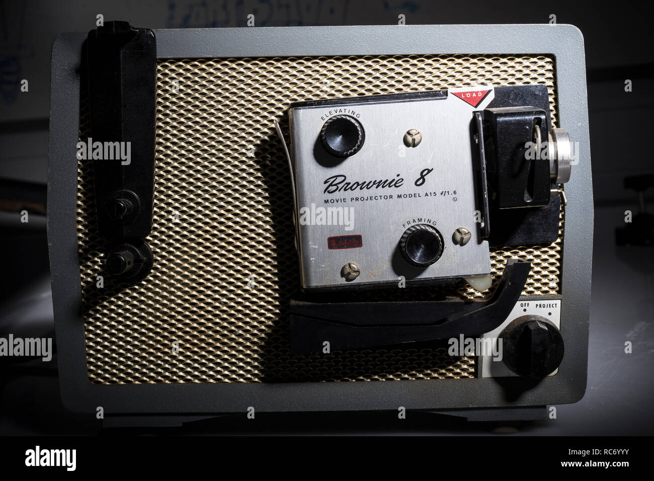 Un appareil qui sert à projeter des rayons de lumière, en particulier un appareil avec un système de lentilles de projection de diapositives ou d'un film sur un écran. Banque D'Images