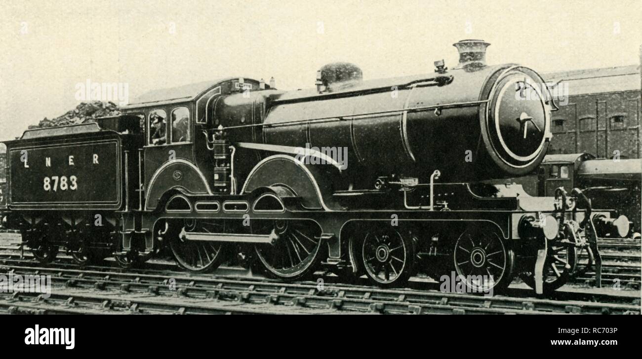 'Great Eastern Type 4-4-0 dans une livrée spéciale pour les trains Royal', c1930. Créateur : Inconnu. Banque D'Images