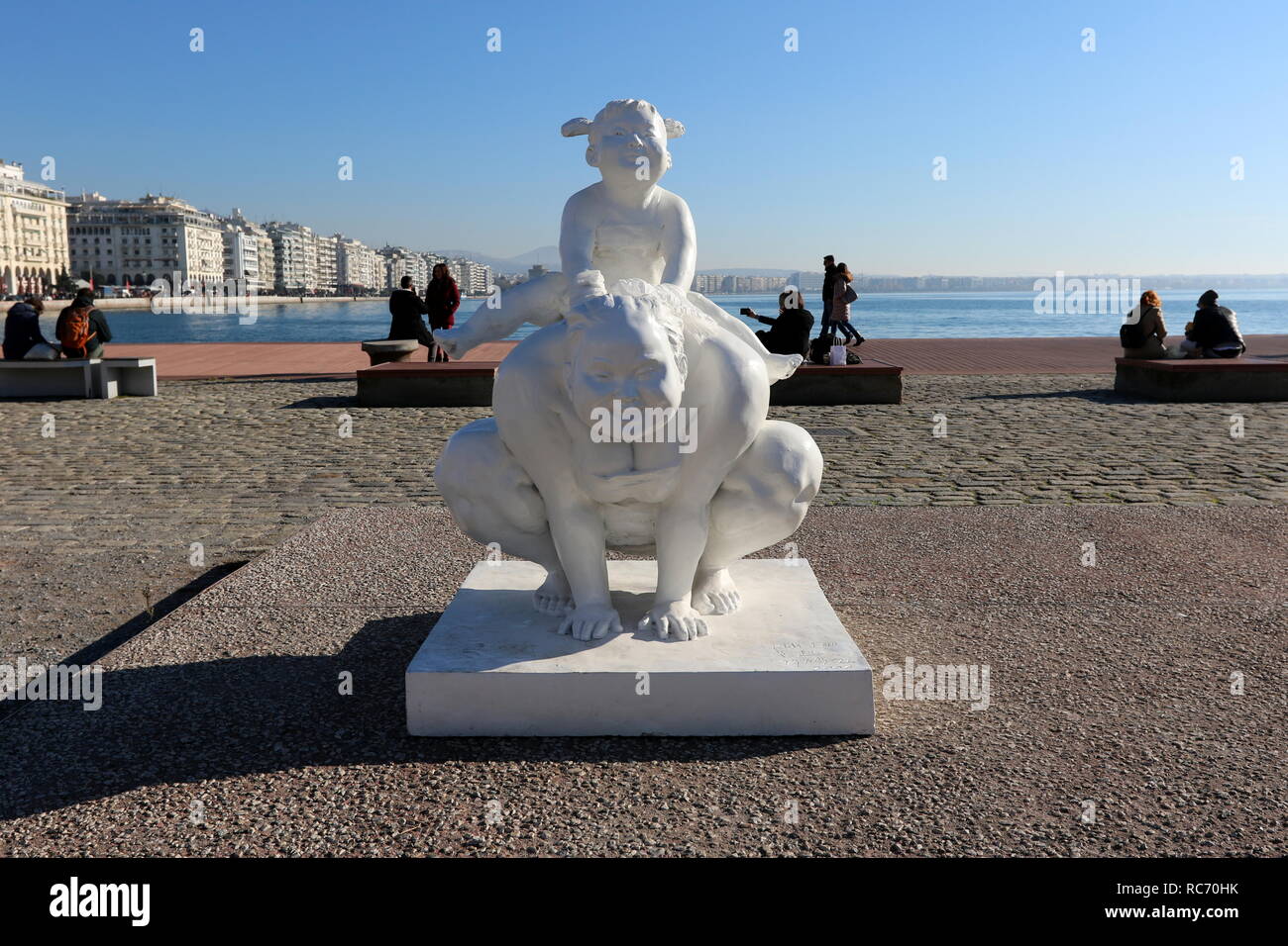 Une statue de l'artiste chinois Xu Hongfei exposé dans le nord de la ville portuaire grecque de Thessalonique, entre 17 et 24 décembre 2018. Banque D'Images