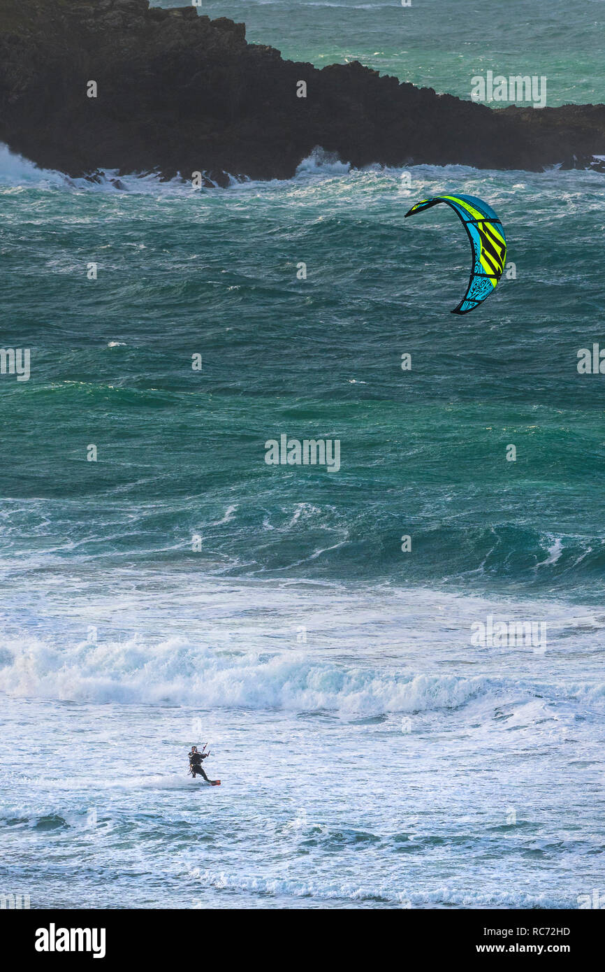Une famille kiteboarder kitesurf à l'état de la mer à Crantock Bach à Newquay Cornwall. Banque D'Images