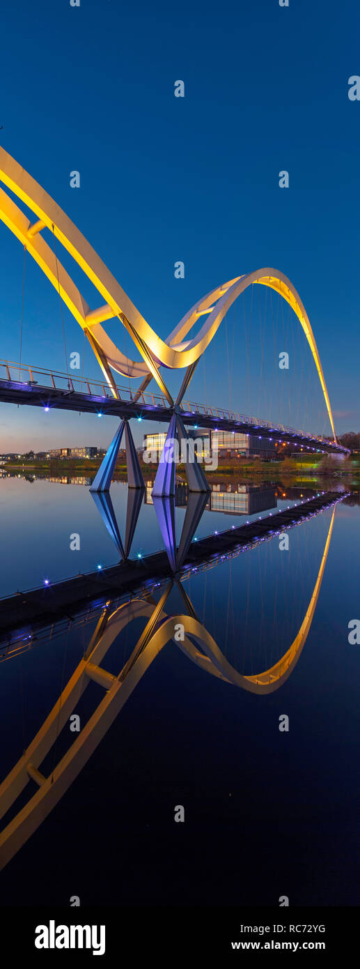 L'Infini Bridge at Dusk, Stockton on Tees, Tees Valley, Angleterre, Royaume-Uni Banque D'Images