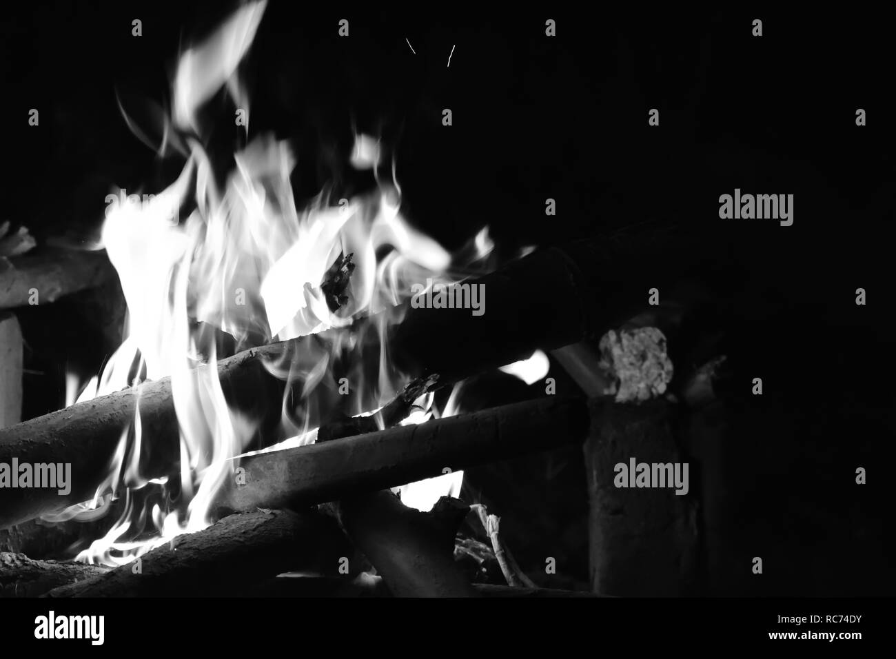 Avis de feu flamme dans l'obscurité avec effet monochrome Banque D'Images