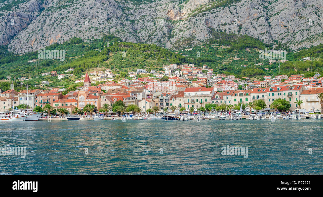 Vue sur le port de la station balnéaire de Makarska dans la journée d'été. Banque D'Images