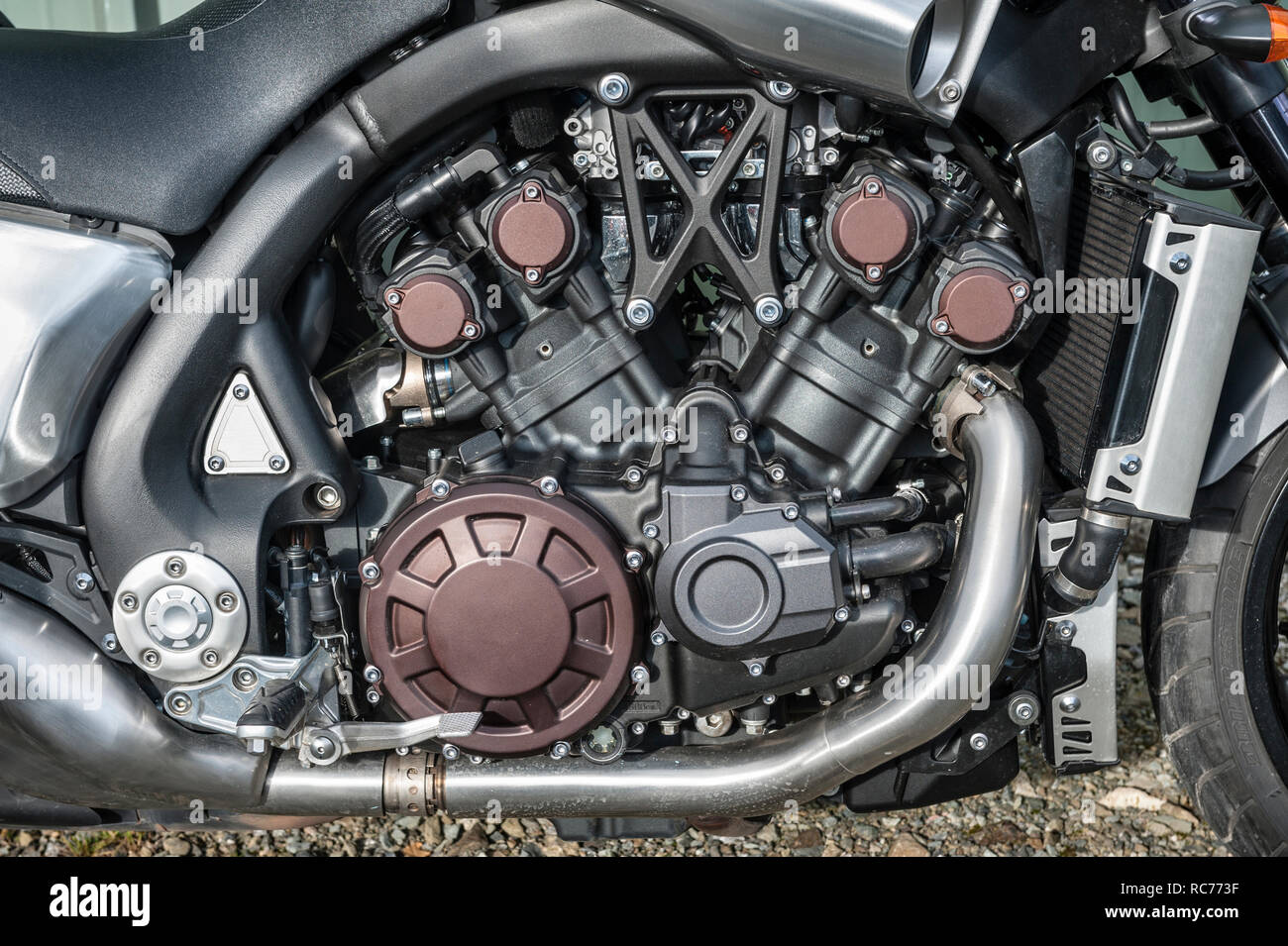 UK. Moto Yamaha VMAX, avec un 4 cylindres de 1679cc à refroidissement liquide moteur V4, gros plan Banque D'Images