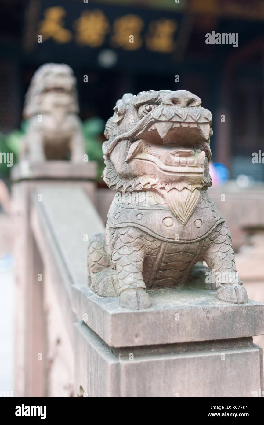 Lion statues de pierre dans un temple bouddhiste, Chengdu, Chine Banque D'Images
