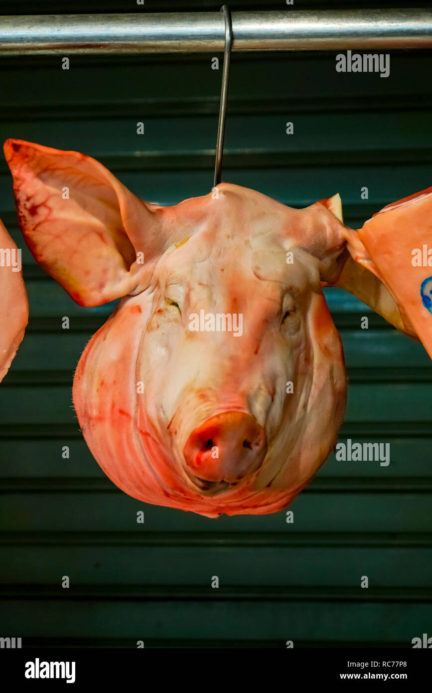 Tête rose d'un porc à l'Athens meat market Banque D'Images