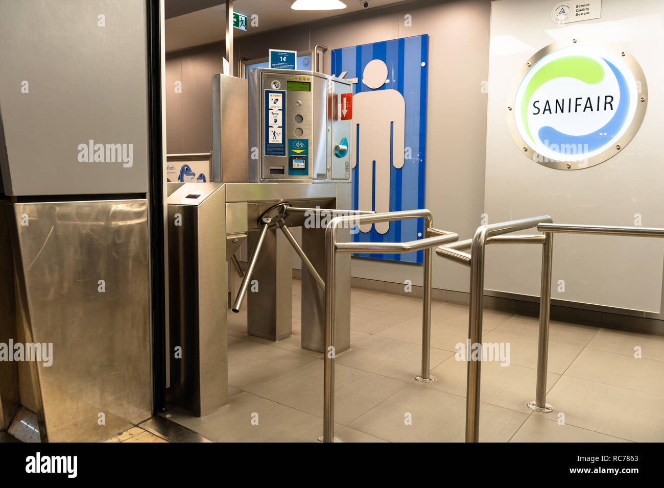 Entrée avec des machines de paiement au public Sanifair toilettes dans la gare Sants de Barcelone, Barcelone, ​​Spain Banque D'Images