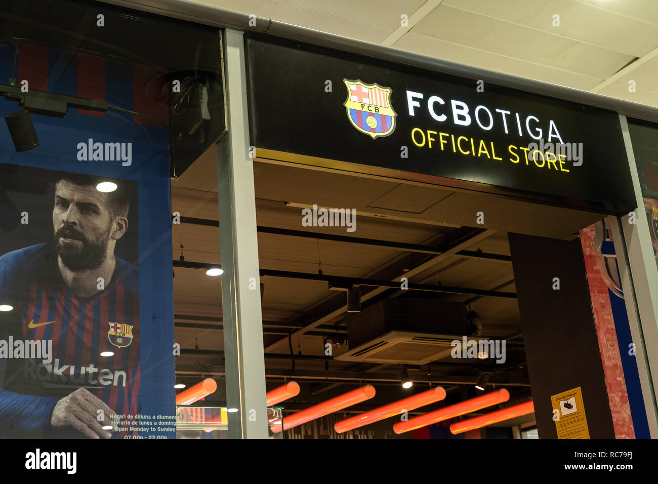 Entrée de la botiga fc magasin de l'équipe de football du FC Barcelone avec une affiche par Gerard Piqué dans la vitrine. Logo fc barcelone, ​​Spain Banque D'Images