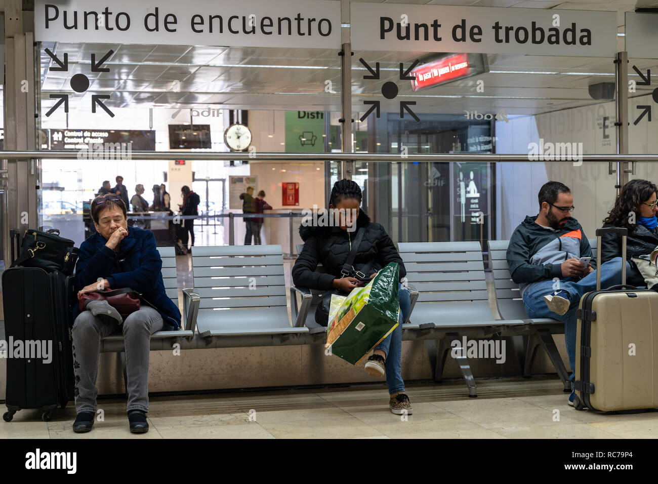 Les voyageurs, les personnes qui les attendent au point de rencontre de la gare Sants de Barcelone, Barcelone, ​​Spain Banque D'Images