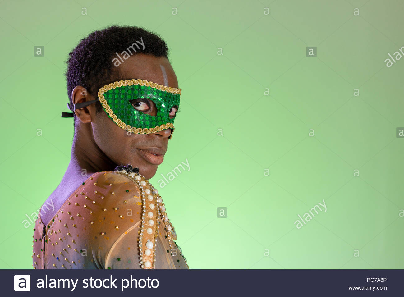 Téléchargement gratuit Images Carnaval Au Bresil Portrait De Mascarade Homme Noir Habille Pour le plus cool salutations