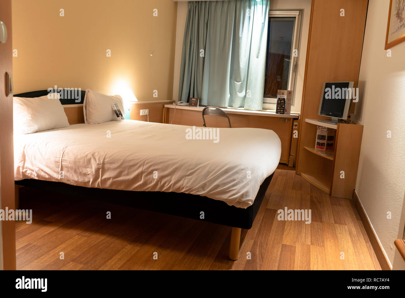 Intérieur d'une chambre d'hôtel Ibis budget à Barcelone (avant l'Etap'hôtel ibis), Espagne Banque D'Images