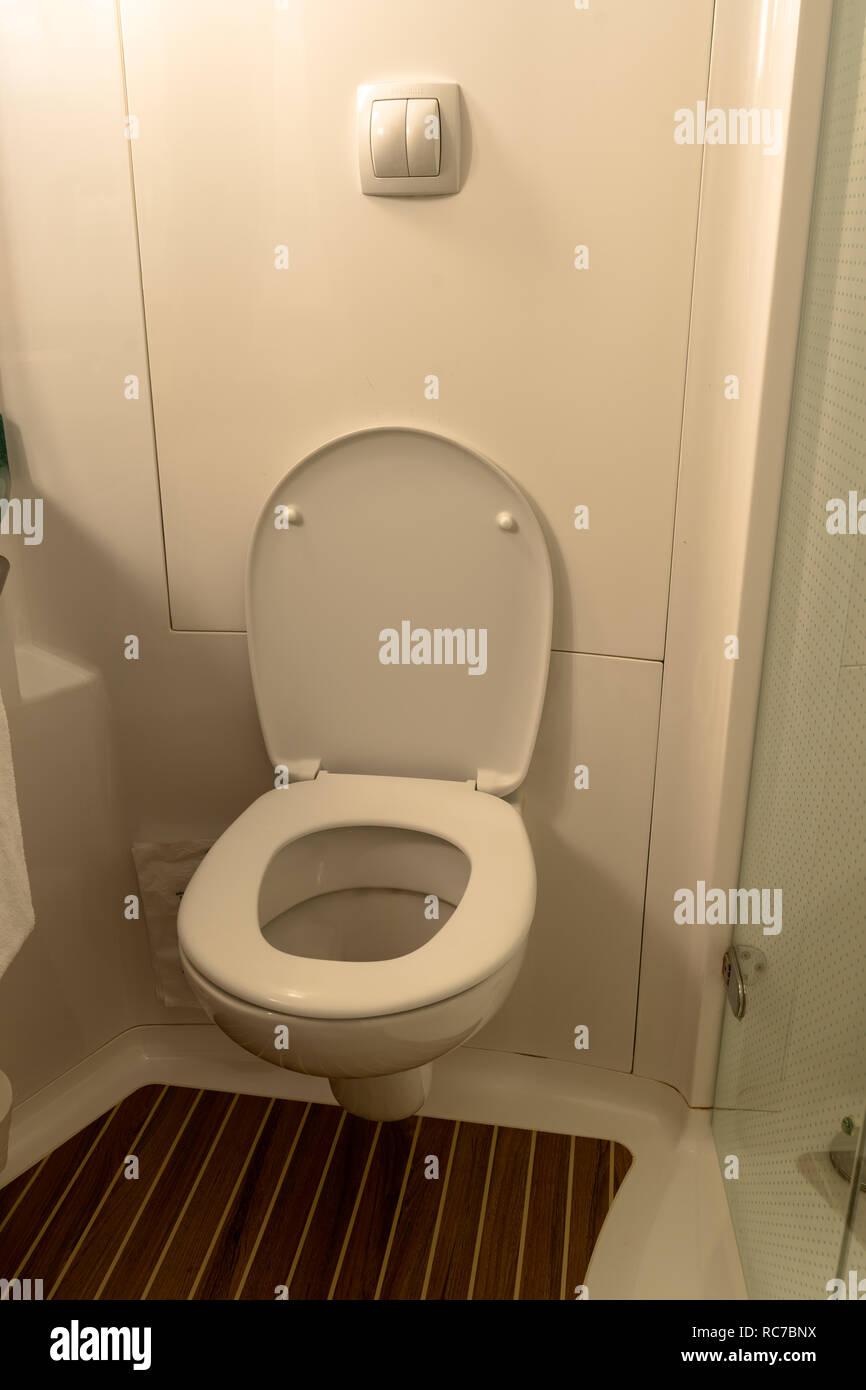 Intérieur d'une salle de bains dans une chambre de l'Ibis budget hôtel à Barcelone (avant l'Etap'hôtel ibis), Espagne Banque D'Images