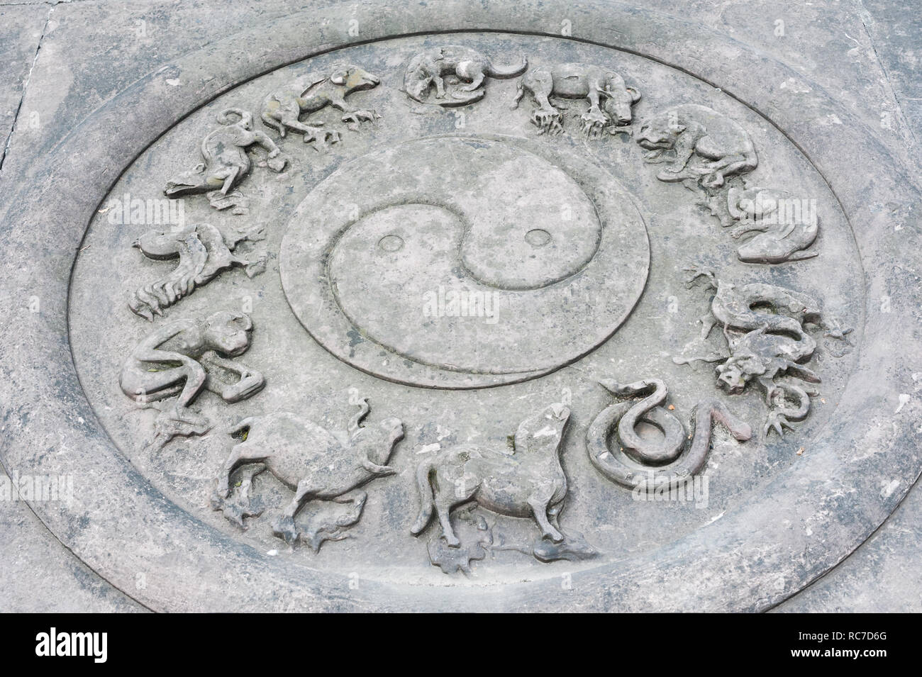 Bas-Relief avec symbole YinYang et douze animaux du zodiaque chinois En chinois Chengdu, Chine Banque D'Images