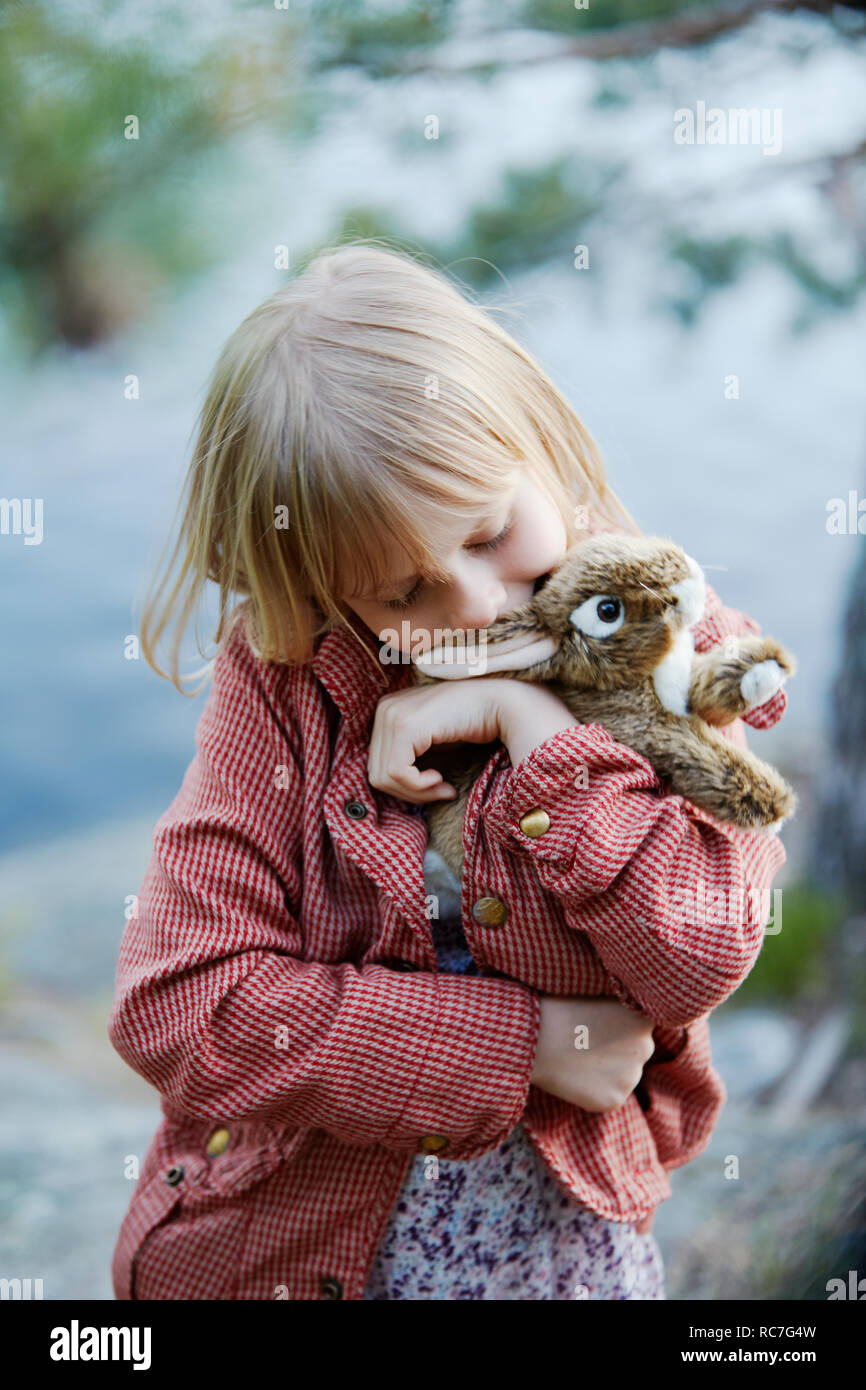 Girl kissing lapin farci Banque D'Images