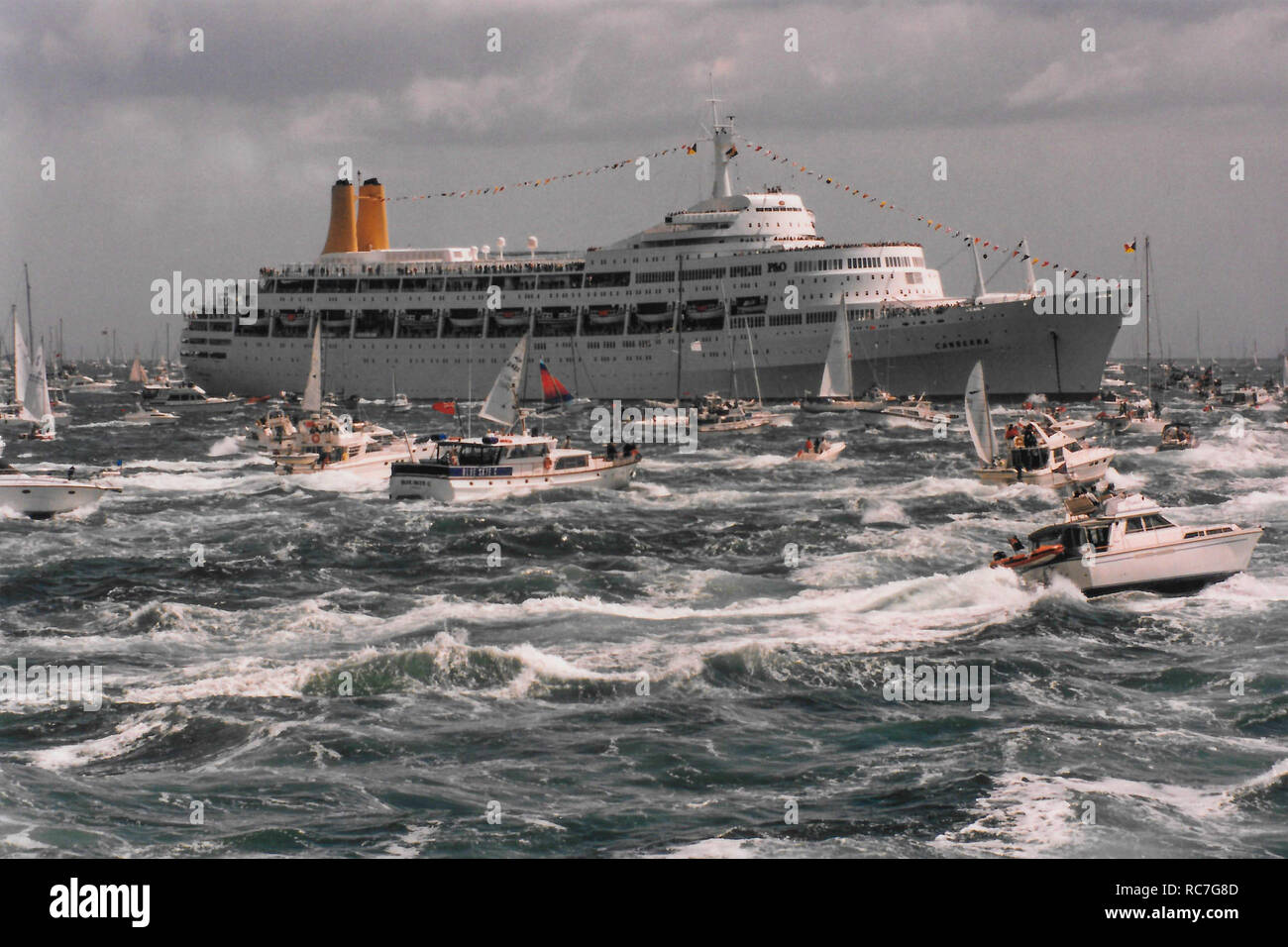 P&O cruise ship Canberra le mer agitée et entouré par les petites embarcations de plaisance à l'occasion du 50e anniversaire du jour à Spithead,off Portsmouth Hampshire en Angleterre le 6 juin 1994. Banque D'Images