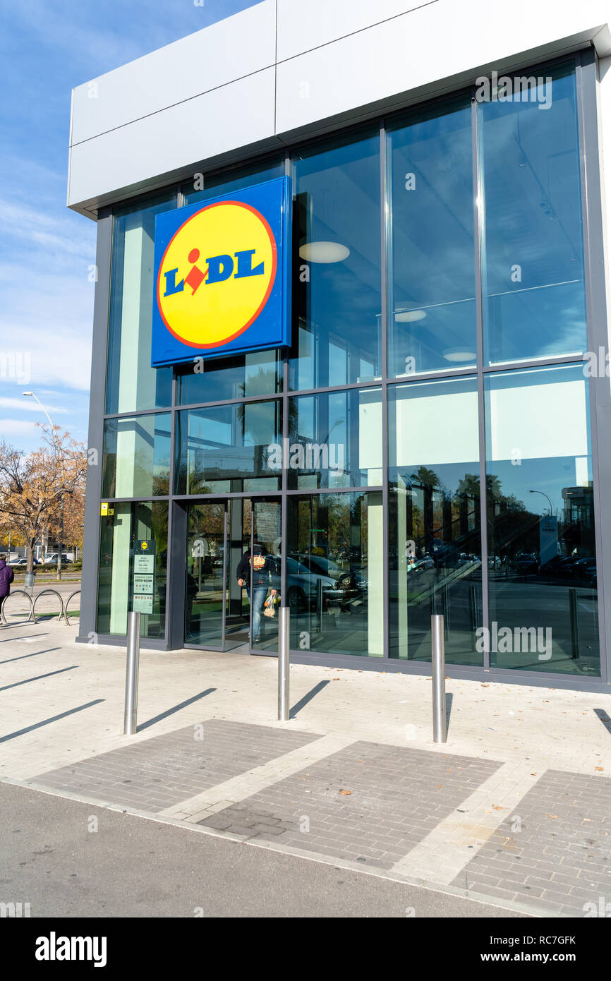 Logo du magasin Lidl, magasin sur une glace en fachade,Sant Boi, Barcelone. Supermarché. Banque D'Images