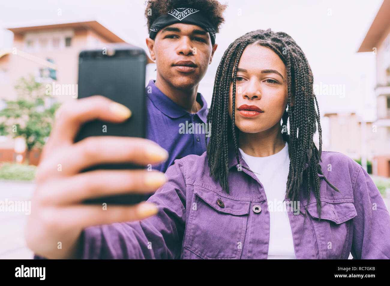 Frère et sœur en tenant selfies Banque D'Images