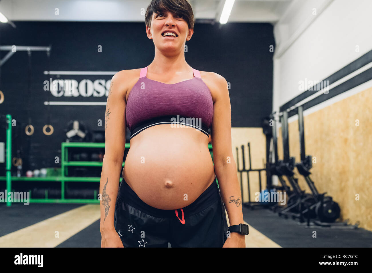 Pregnant woman standing in gym Banque D'Images