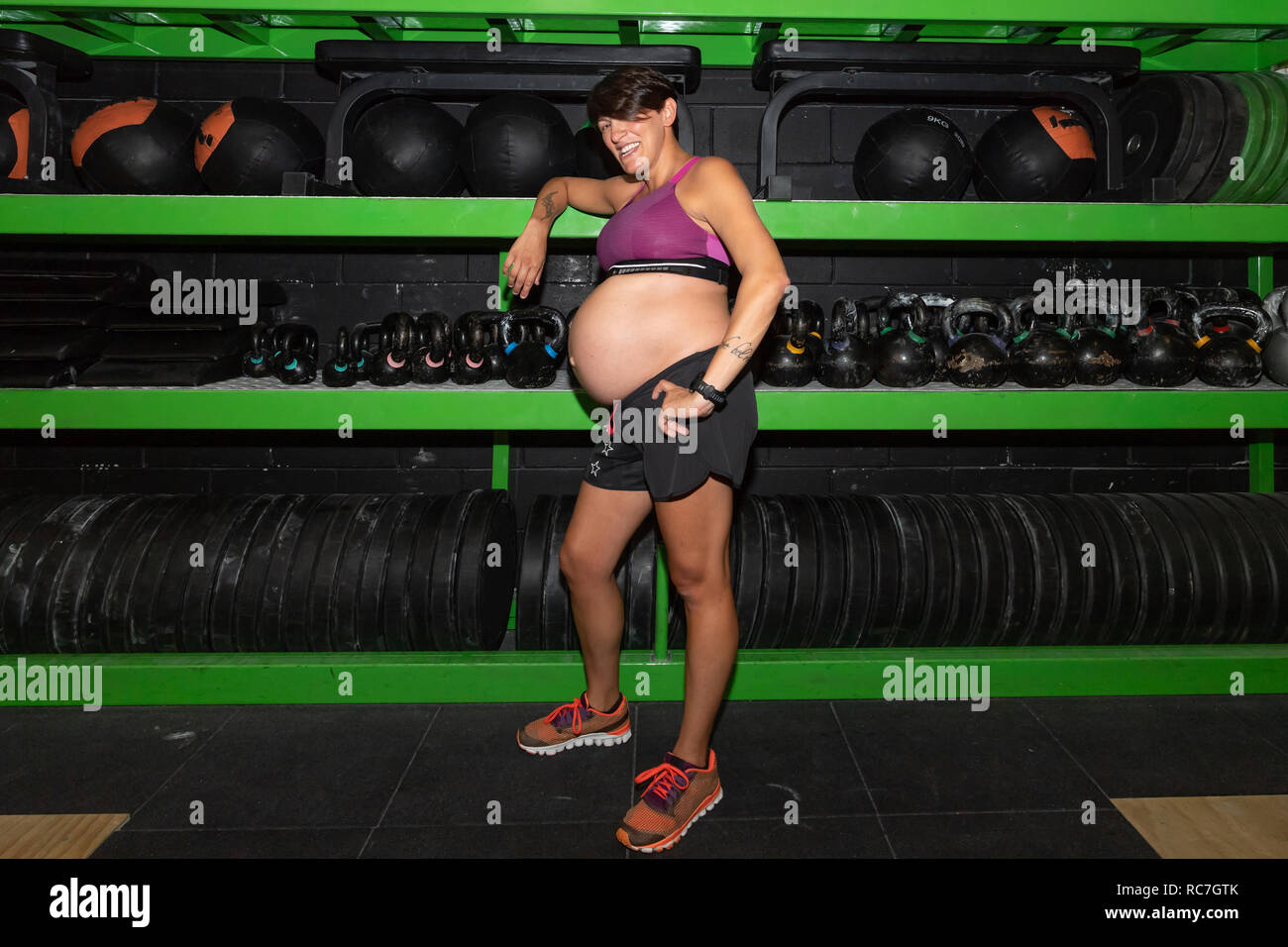 Pregnant woman standing in gym Banque D'Images