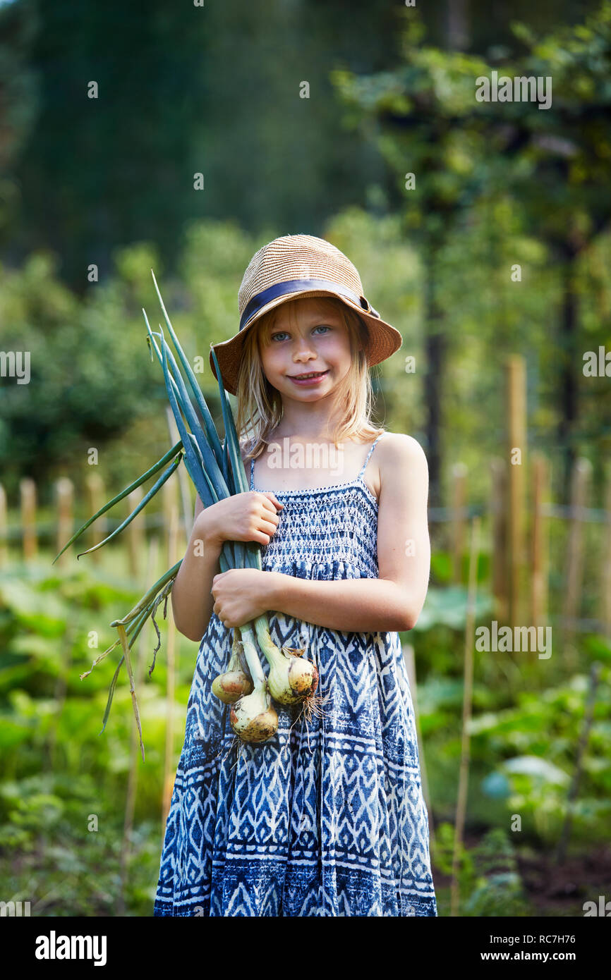 Portrait of Girl holding oignons Banque D'Images