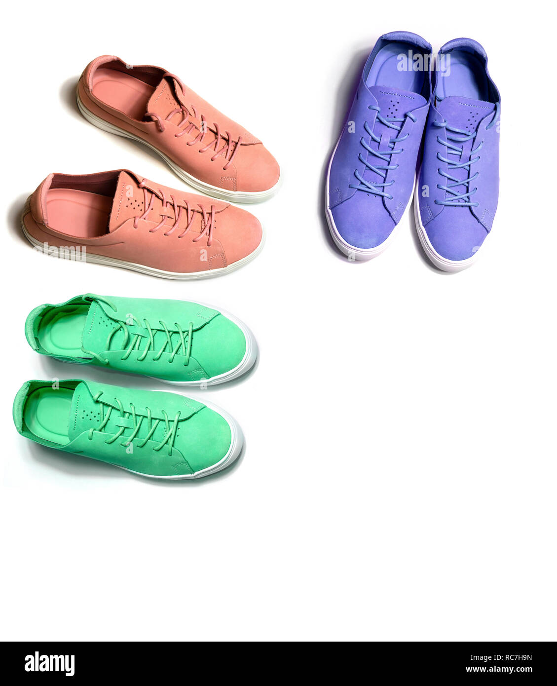 3 paires de chaussures colorées pastel nouveau isolé sur fond blanc Banque D'Images