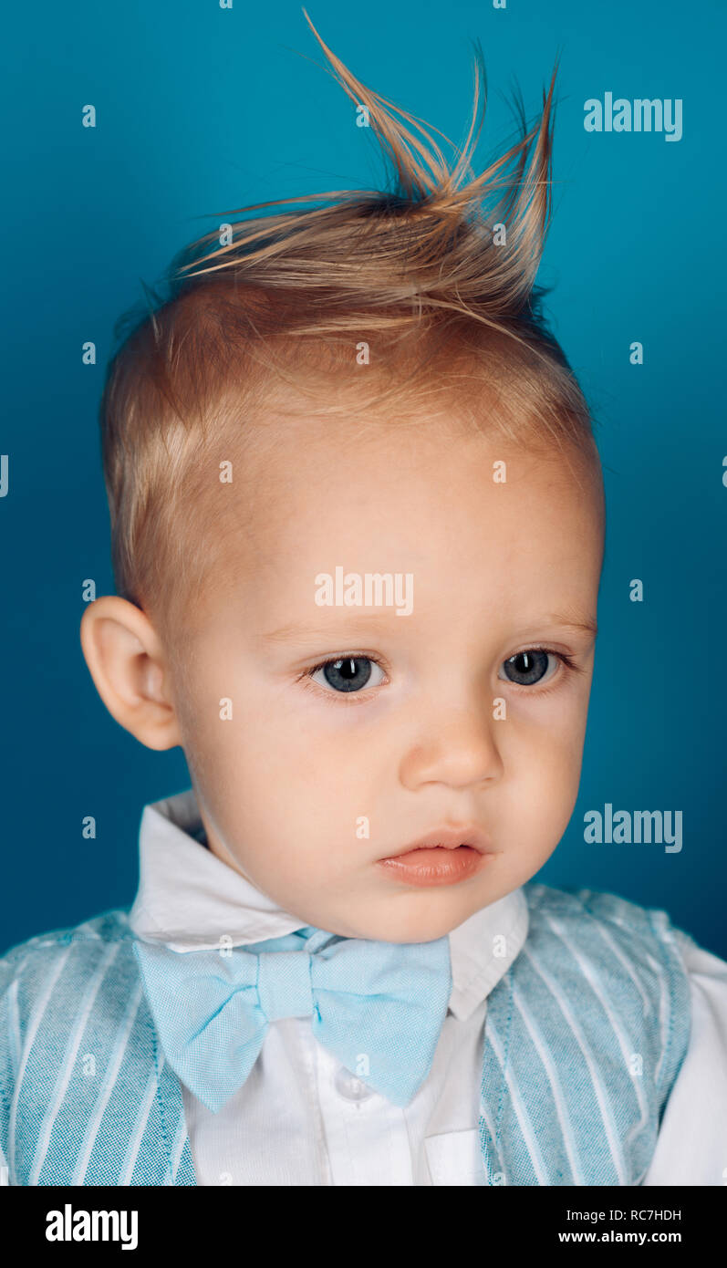 Obtenir votre titre de cheveux pour durer toute la journée. Petit garçon avec un coupe de cheveux. Garçon enfant avec des cheveux blonds. Petit enfant avec haut coupe de cheveux. Soins des cheveux sains habitudes. Produits coiffants Banque D'Images