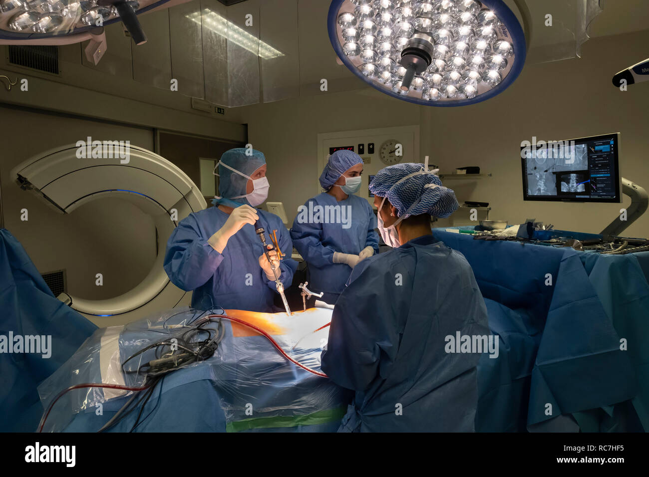 Les médecins à la neuronavigation à la technologie assistée par ordinateur, l'écran du système au cours de la chirurgie de la colonne vertébrale Banque D'Images