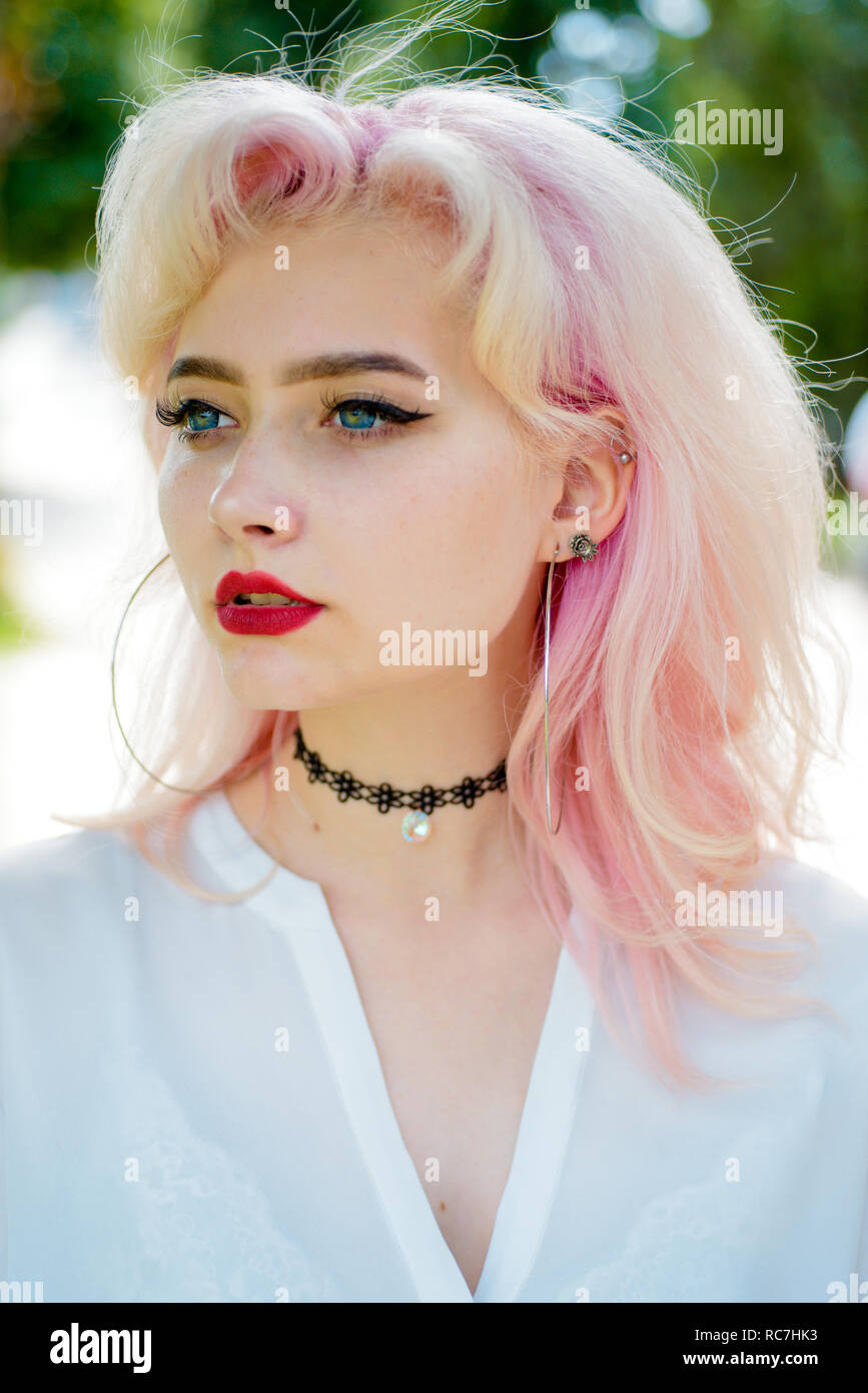 Fashion portrait de femme. coloration de cheveux. La perte de cheveux et  des soins. Salon de beauté et coiffeur. Les produits cosmétiques de  maquillage et soins de la jeune fille. avec la