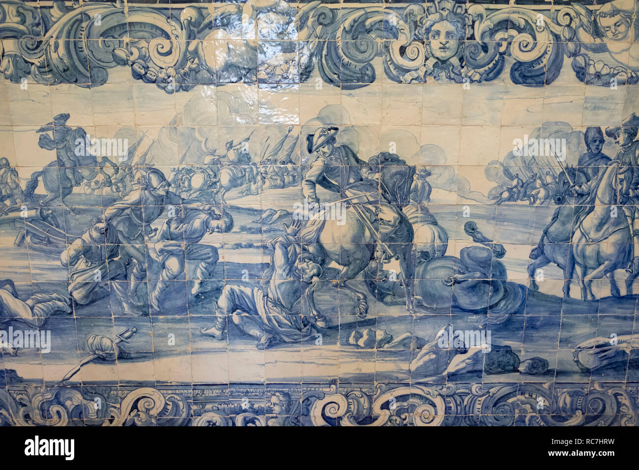 Azulejos portugais traditionnels carreaux peint représentant une scène de bataille à la place Marques de Pombal Palace à Oeiras, Portugal, Europe Banque D'Images