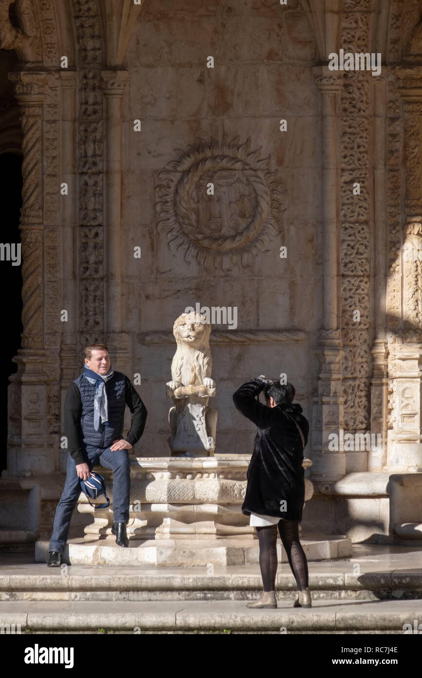 Les touristes de prendre des photos à côté d'une fontaine avec un lion en pierre à l'intérieur du monastère des Hiéronymites (Mosteiro dos Jerónimos), Lisbonne, Portugal Banque D'Images