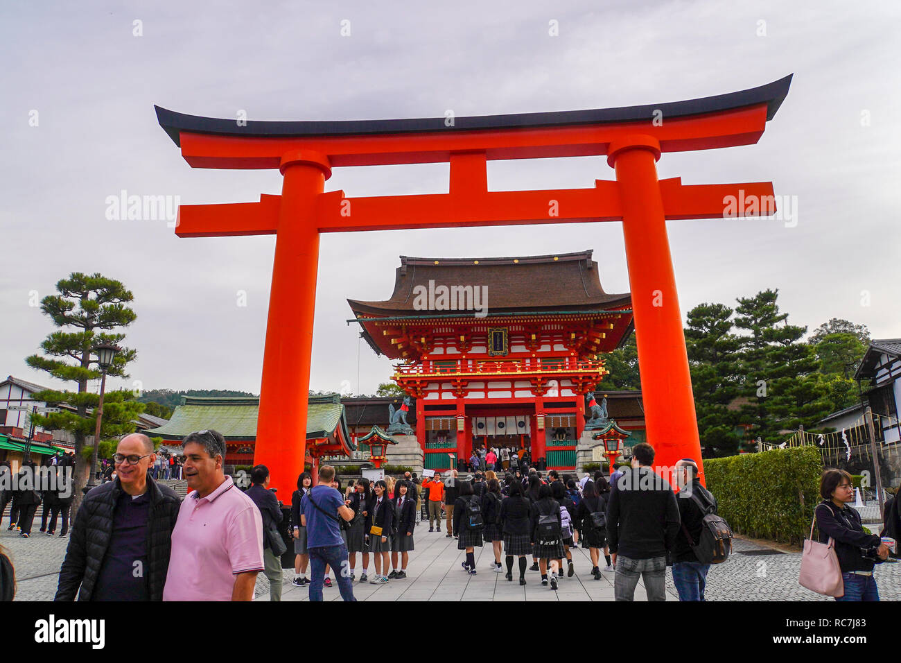 Le Japon, Kyoto, Fushimi Inari Taisha est le chef de culte du dieu Inari, situé dans le quartier de Fushimi, à Kyoto, au Japon. Le sanctuaire se trouve à la base d'un moun Banque D'Images