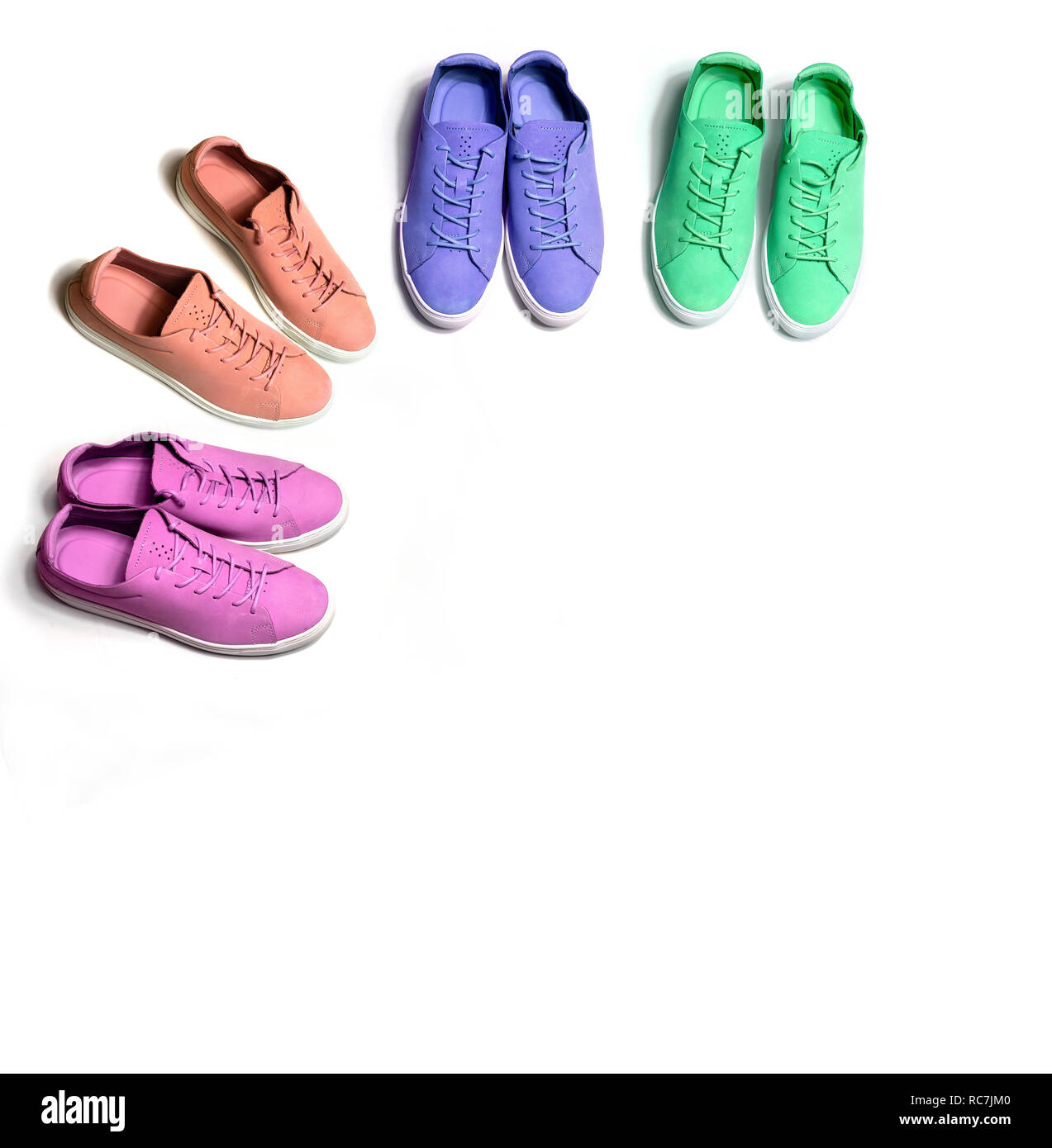 4 paires de chaussures colorées pastel nouveau isolé sur fond blanc Banque D'Images