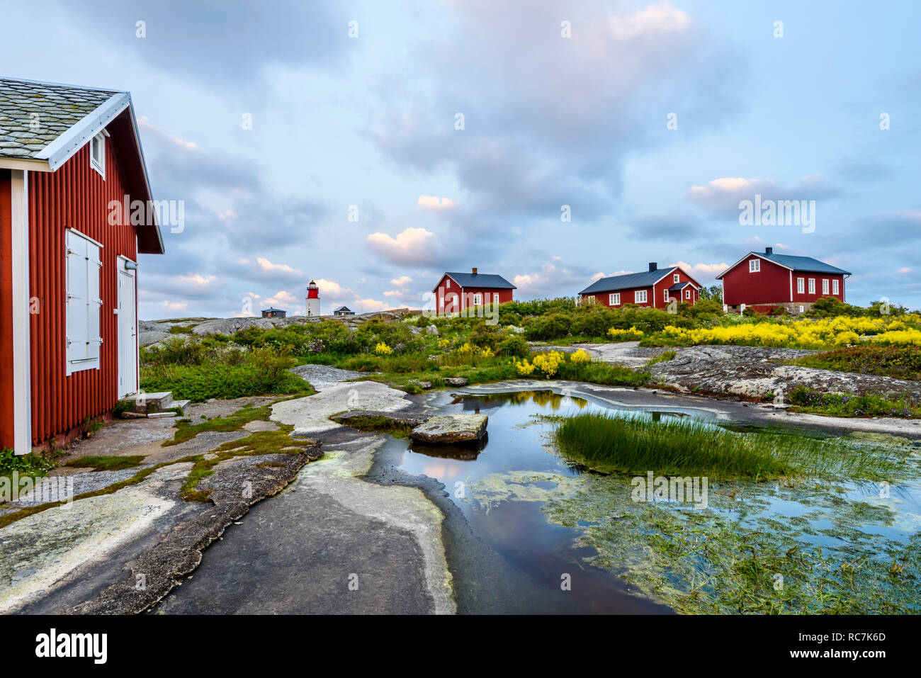 Le Falun red cottages et phare en arrière-plan Banque D'Images