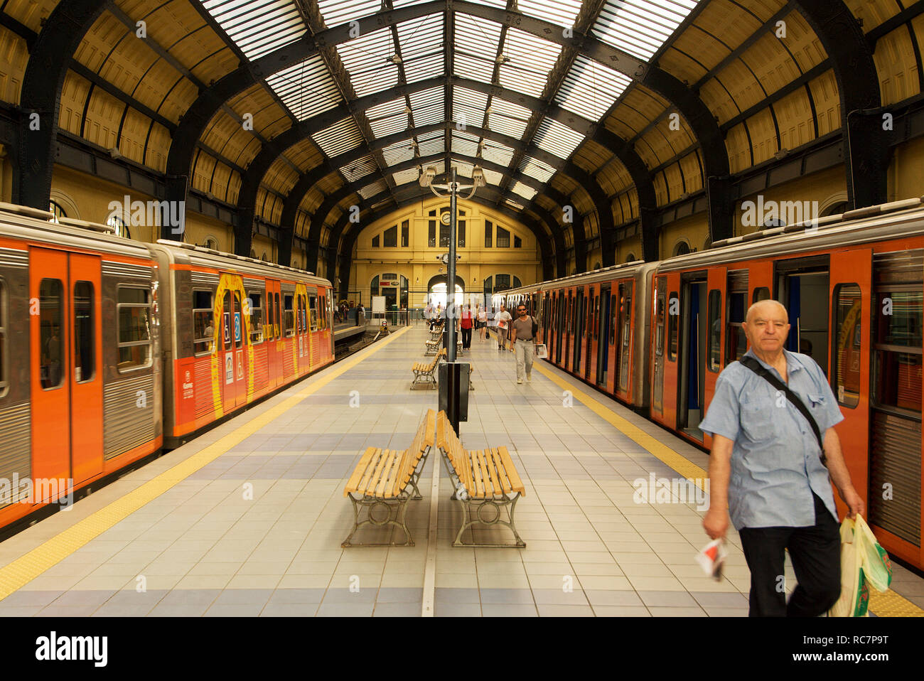 La borne de la ligne verte du métro d'Athènes dans le port du Pirée, Grèce Banque D'Images
